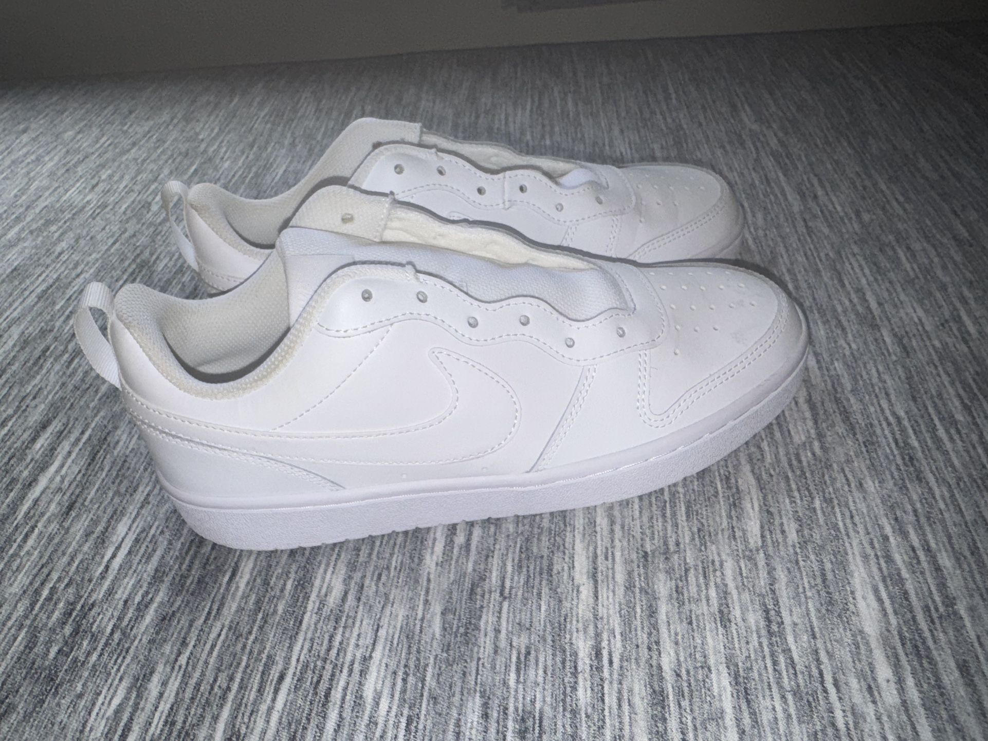 Women’s 8 Nike Court Shoes