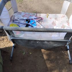 Baby Delight Beside Me Dreamer Bassinet & Bedside Sleeper. 