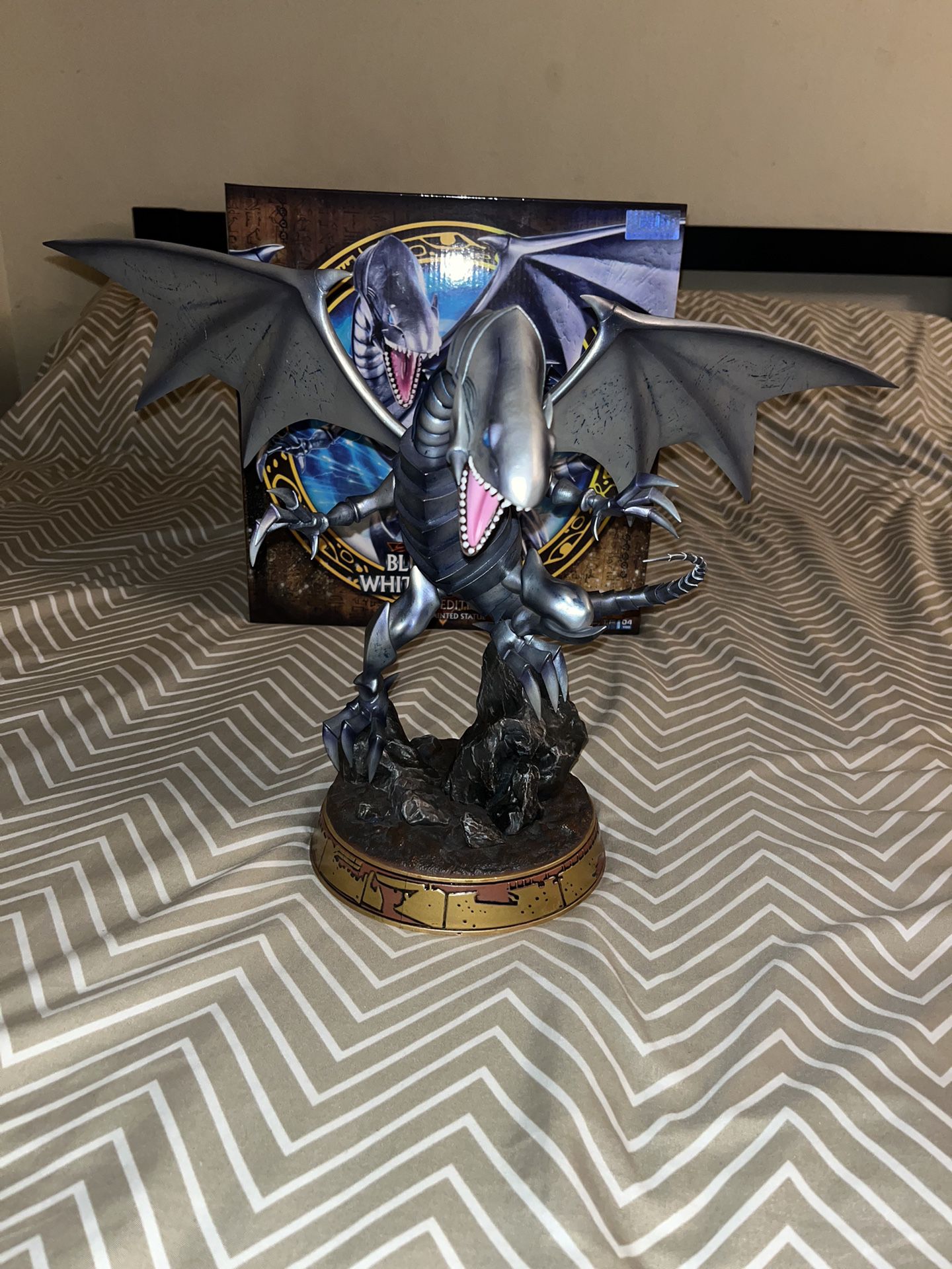 Yu-Gi-Oh! Blue-Eyes White Dragon Statue (Silver Edition)
