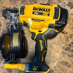 DEWALT 20V XR ROOFING NAILER  - new