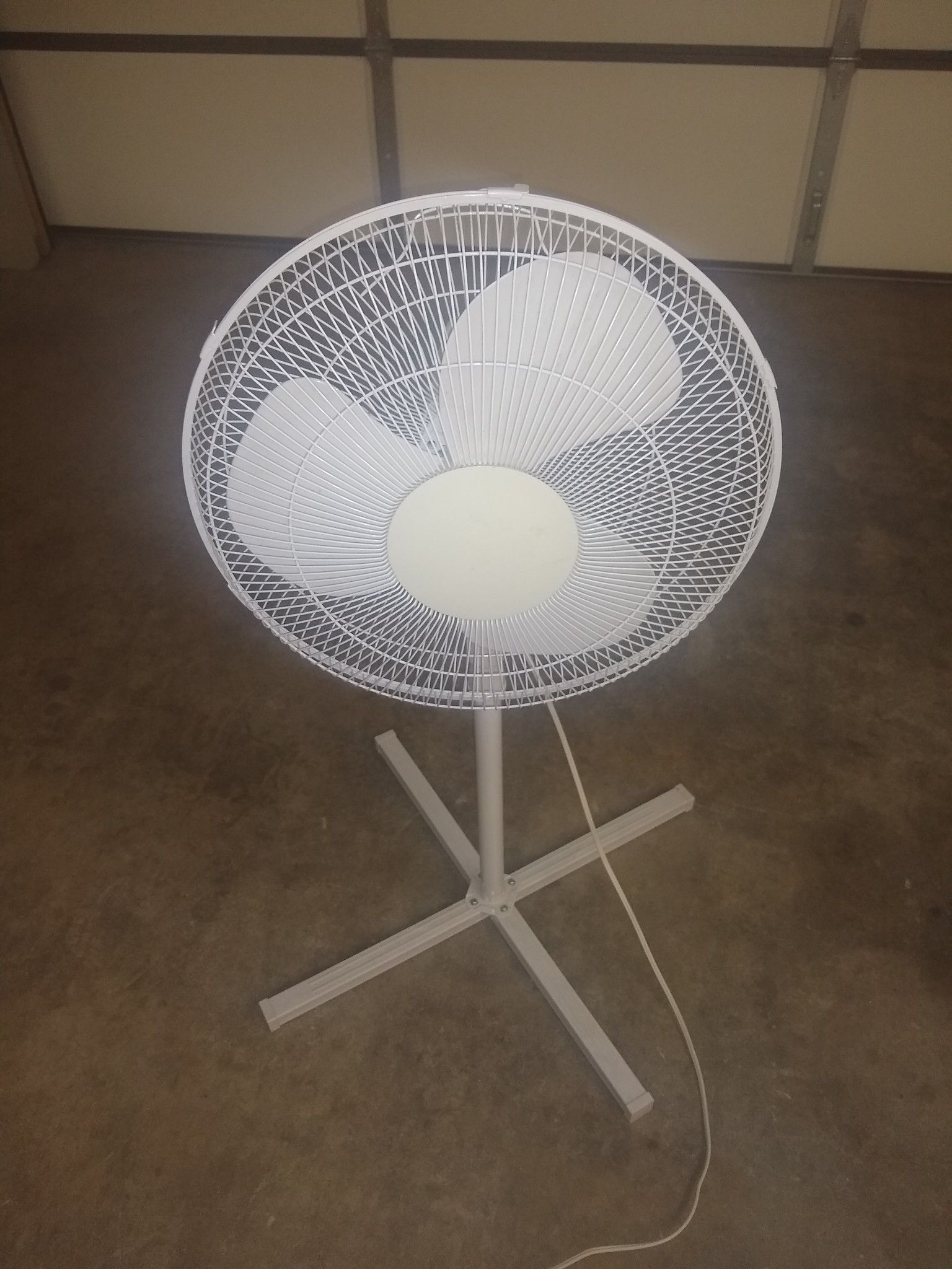 Standing oscillating fan