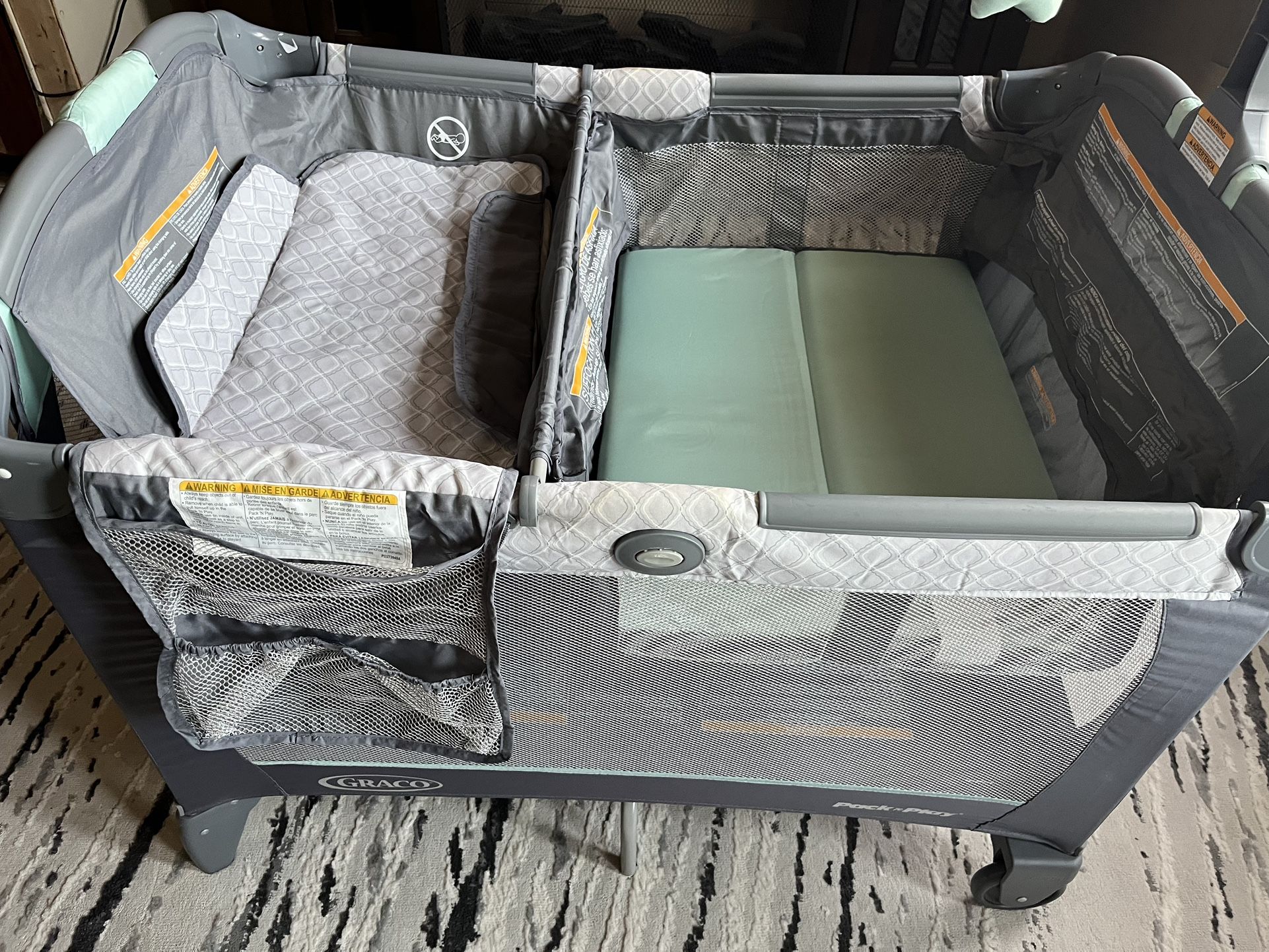 Graco Pack n’ Play Change n’ Carry Playard