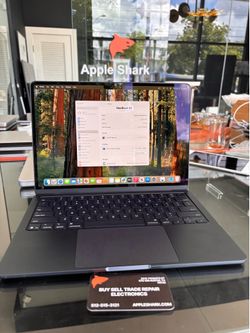 MacBook Air 13” M4 Chip 16GB Ram 256SSD! 90 Day warranty! We offer financing..