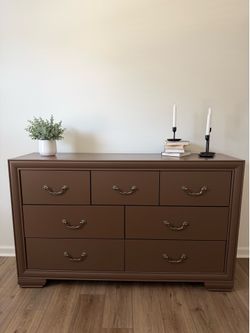 7-Drawer Dresser – Excellent Condition