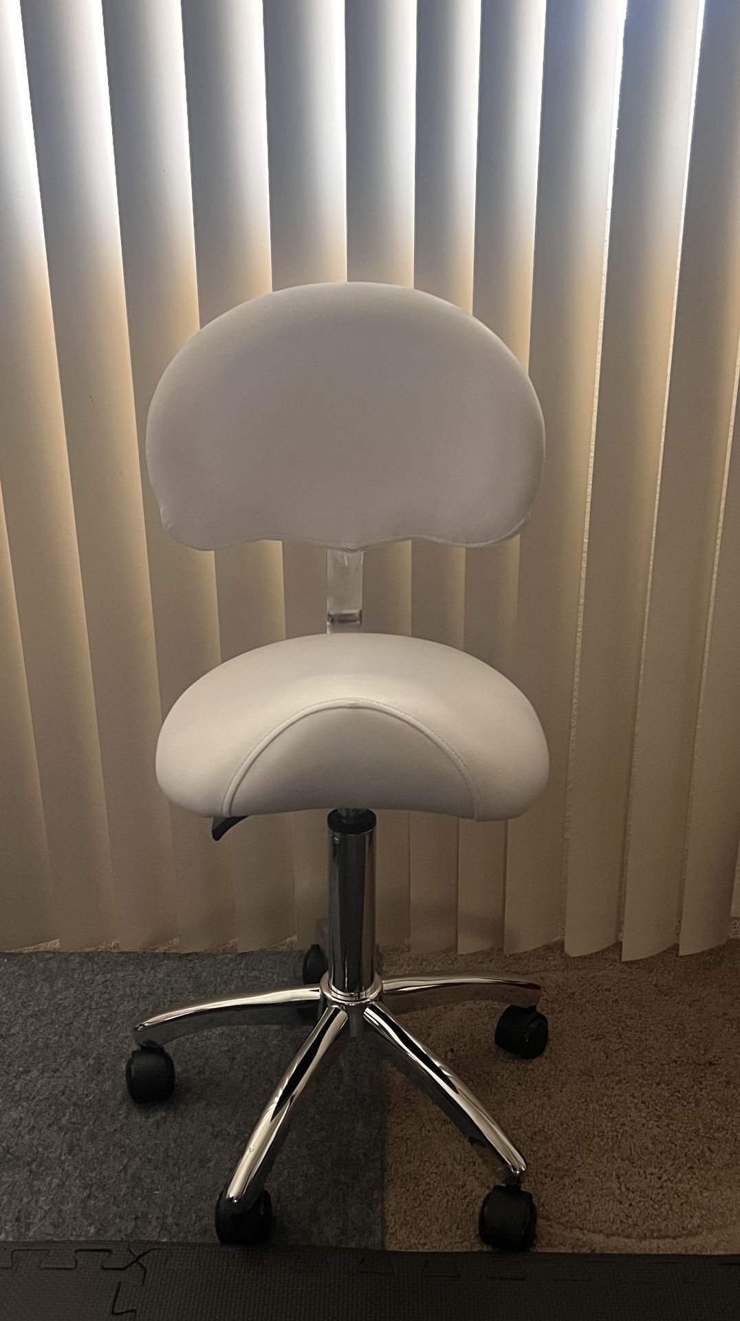 Hydraulic Saddle Stool With Back. White