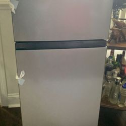 *Like New* Hisense 4.4 Cu Ft Double Door Compact Refrigerator & Freezer