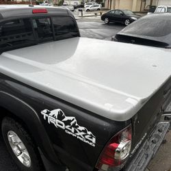 2005-15 Tacoma snugtop 5ft short bed lid w/ hardware