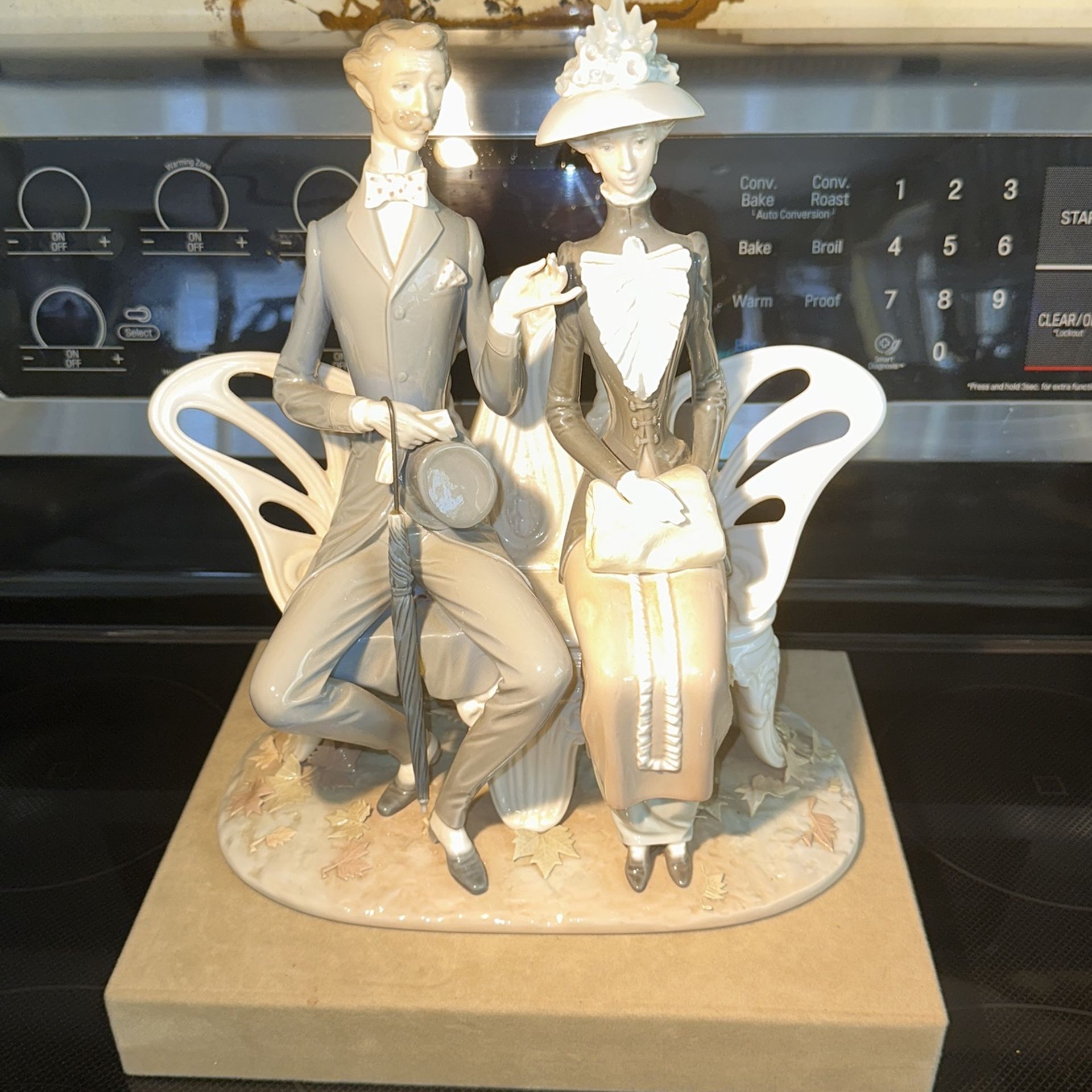 RETIRED VINTAGE LLADRO FIGURINE #1274 “ LOVERS IN THE PARK “