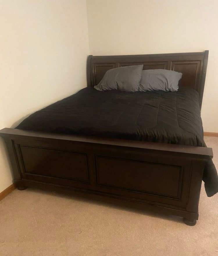 MAKE AN OFFER! Must go this weekend!     King Size Bed And Box Springs 