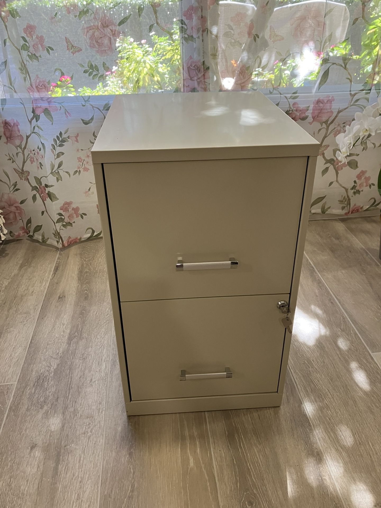 File Cabinet with Keys - New