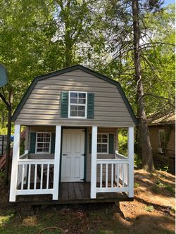 Dutch Barn Style Playhouse / Building