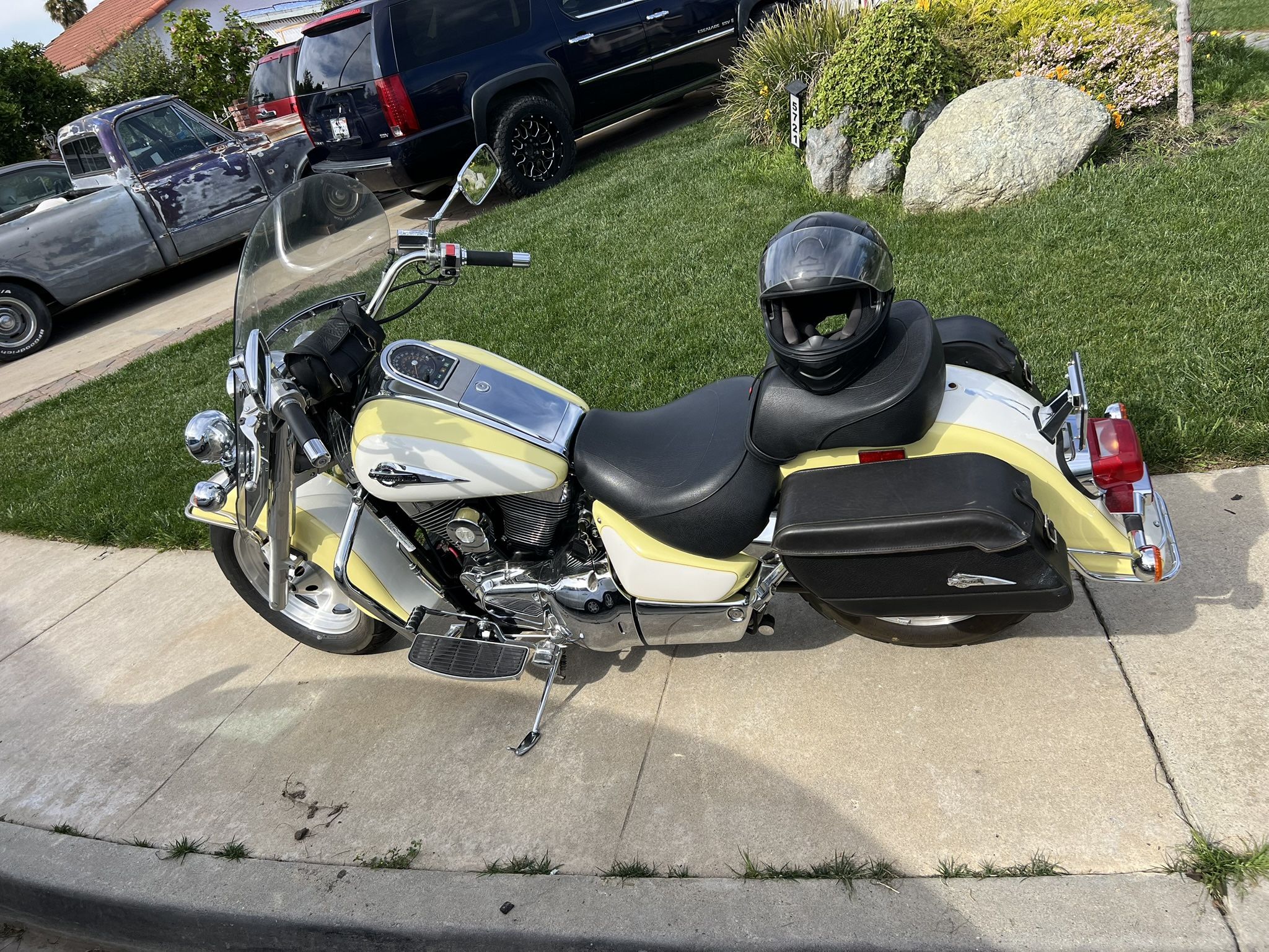 Beautiful Flawless 1999 Suzuki Intruder For Sale Or Trade