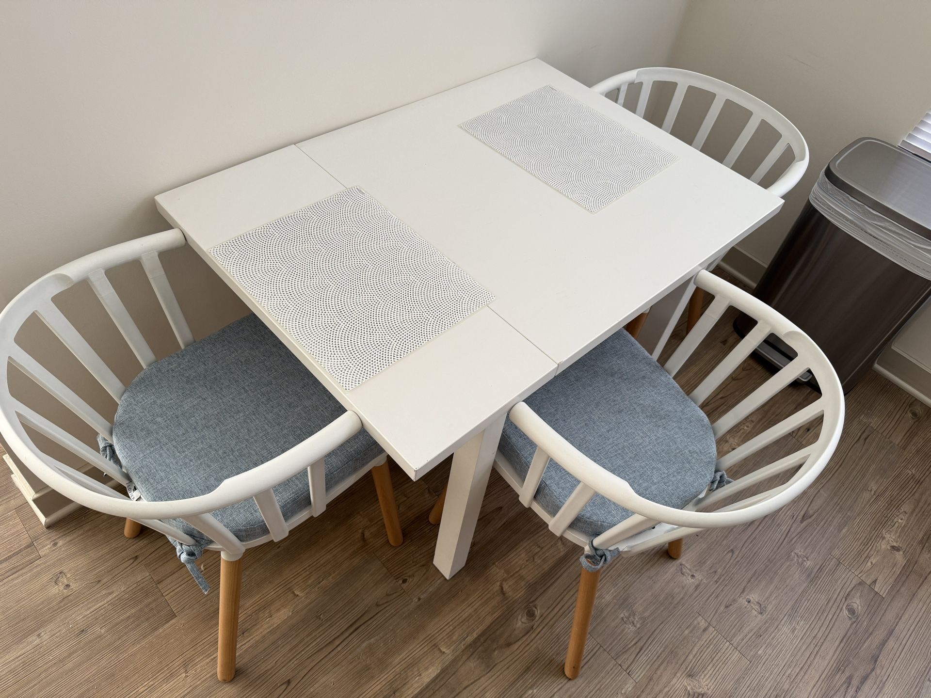 Dining Room Table & Chairs