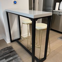 Kitchen Island Counter With Brass Stools 