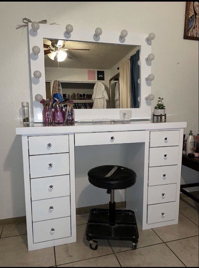 Vanity Desk With Mirror