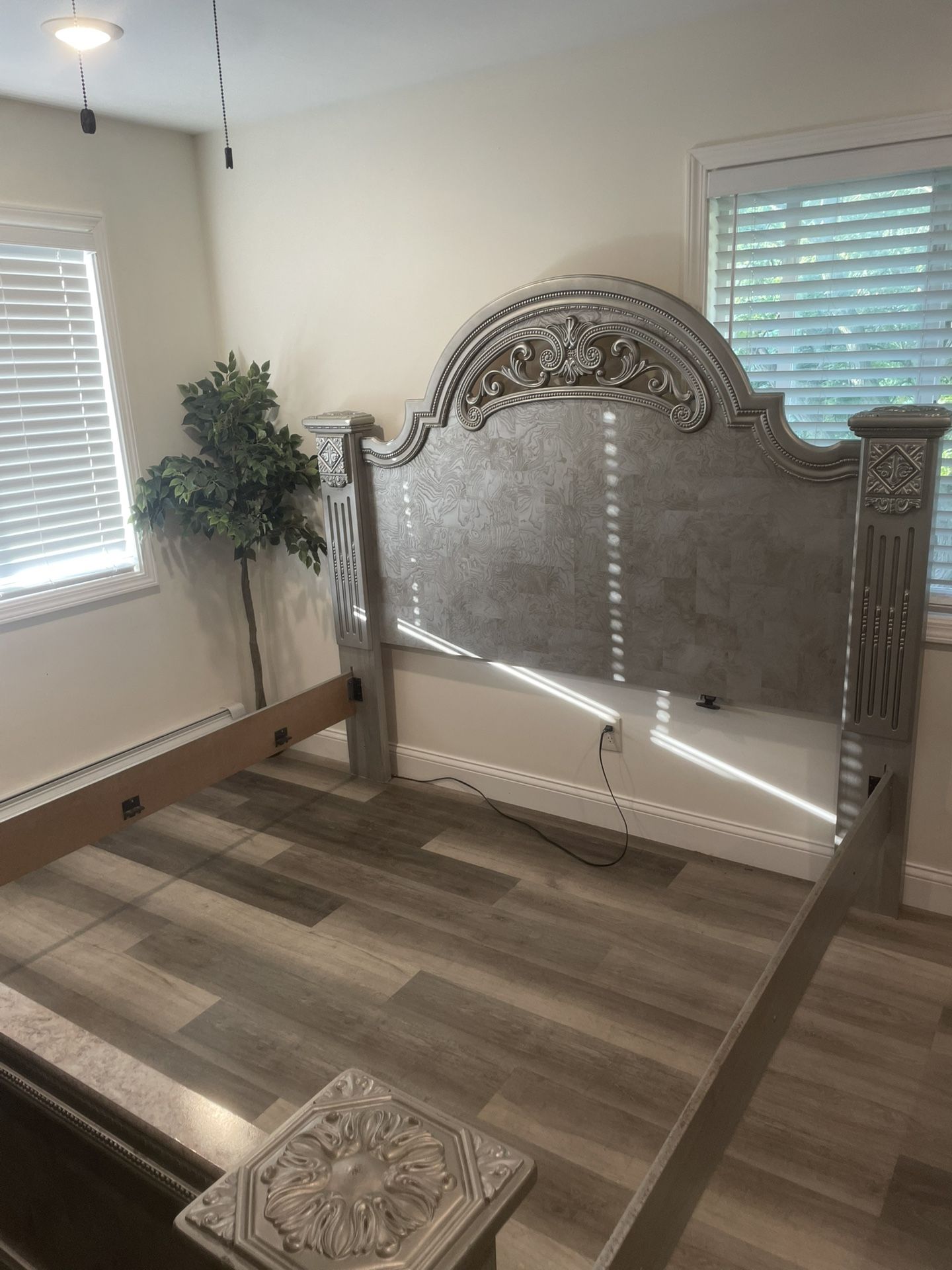 King Ashley, Dresser W/Mirror, Nightstand & Chest And Bed Post