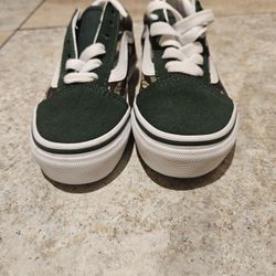 Kids Converse size 11.