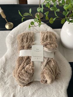 Threshold tan faux fur throw blanket-new