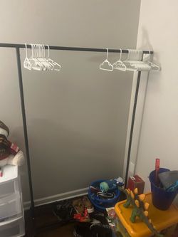 Portable closet w/Hangers