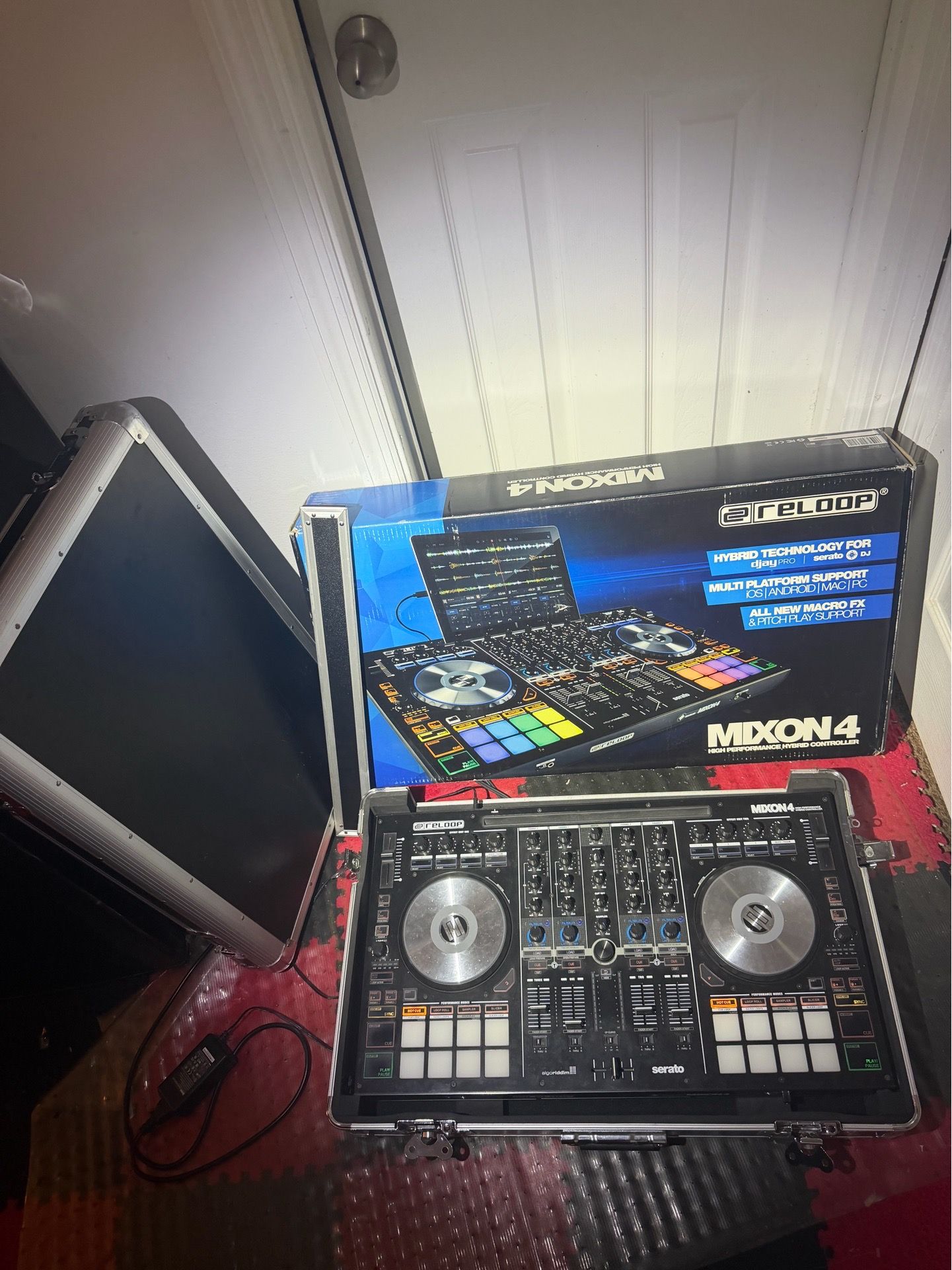 DJ controller Reloop Mixon 4 retail price $$850 if you don’t have $500 don’t msg me thk you