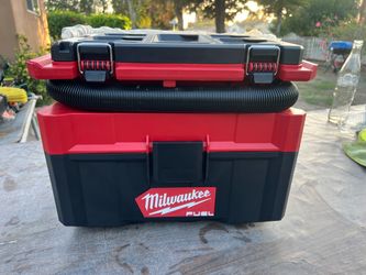 Milwaukee M18 FUEL PACKOUT 18-Volt Lithium-Ion Cordless 2.5 Gal. Wet/Dry Vacuum (Vacuum-Only)