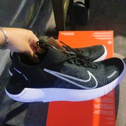 MEN'S NIKE SHOES SIZE 10