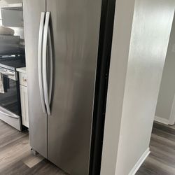 LG Stainless Steel Refrigerator With Freezer