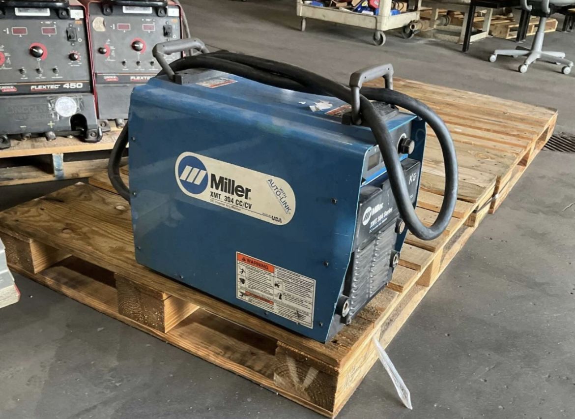 Miller XMT 304 CC/CV Dc Inverter Arc Welder 300a Amp 32v-dc 230/460v-ac
