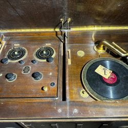 Antique Radio Brunswick Model BR-160. 