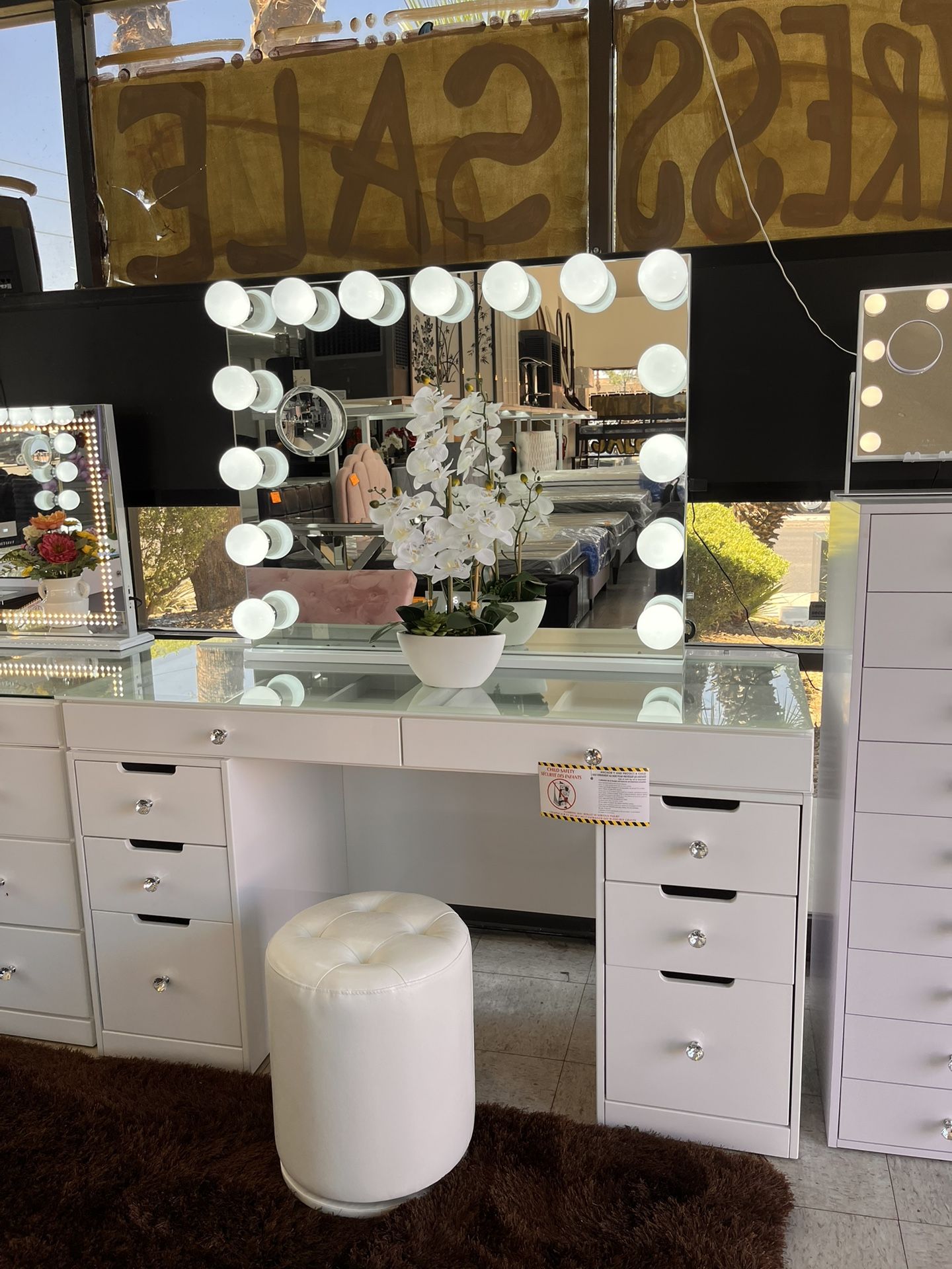 Big White Color Vanity Table With Mirror Bluetooth And Speakers FREE STOOL. NEW