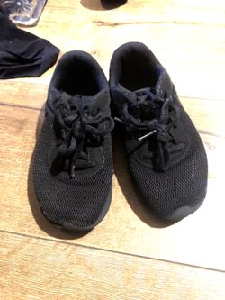 Black nike shoes