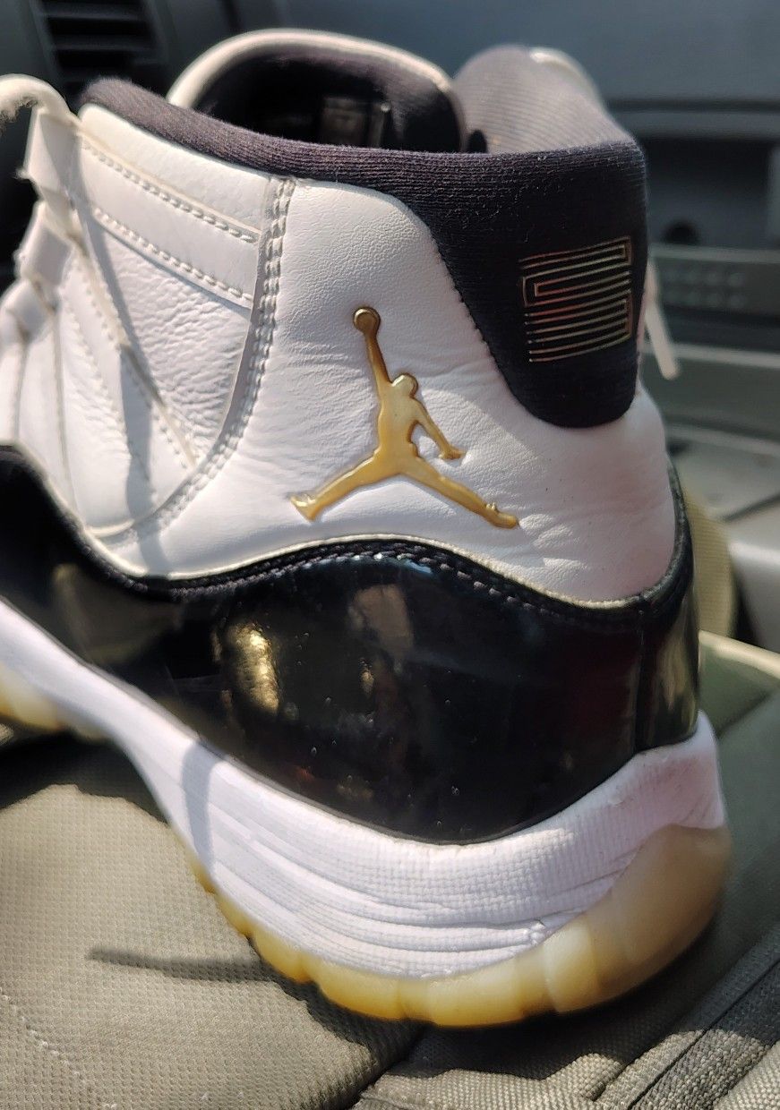 JORDANS 11'S SIZE 101/2 BLACK AND WHITE