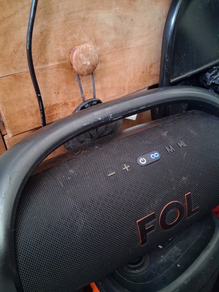 Fol Boomin' Bluetooth Speaker W/ Charger