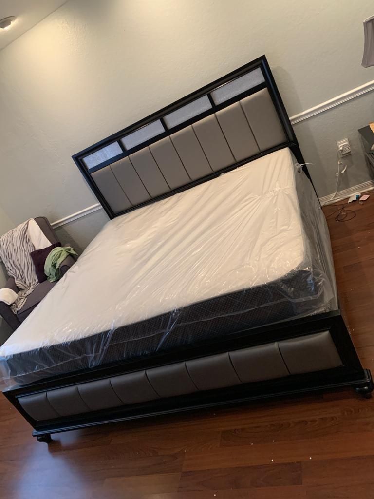 King Bed With Mattress 📦