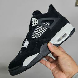 Jordan 4 white thunder size 8.5 men