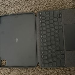 Amazing Condition Logitech Ipad 11 Keyboard 