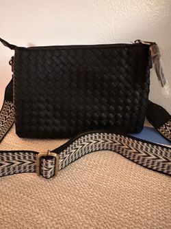 Black handbag. Cartera negra.