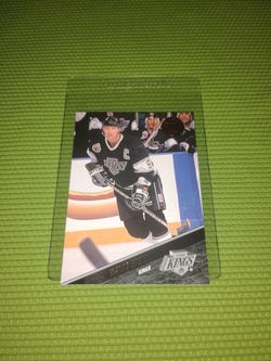 Near Mint 1993 Wayne Gretzky Hockey Card - Leaf #304