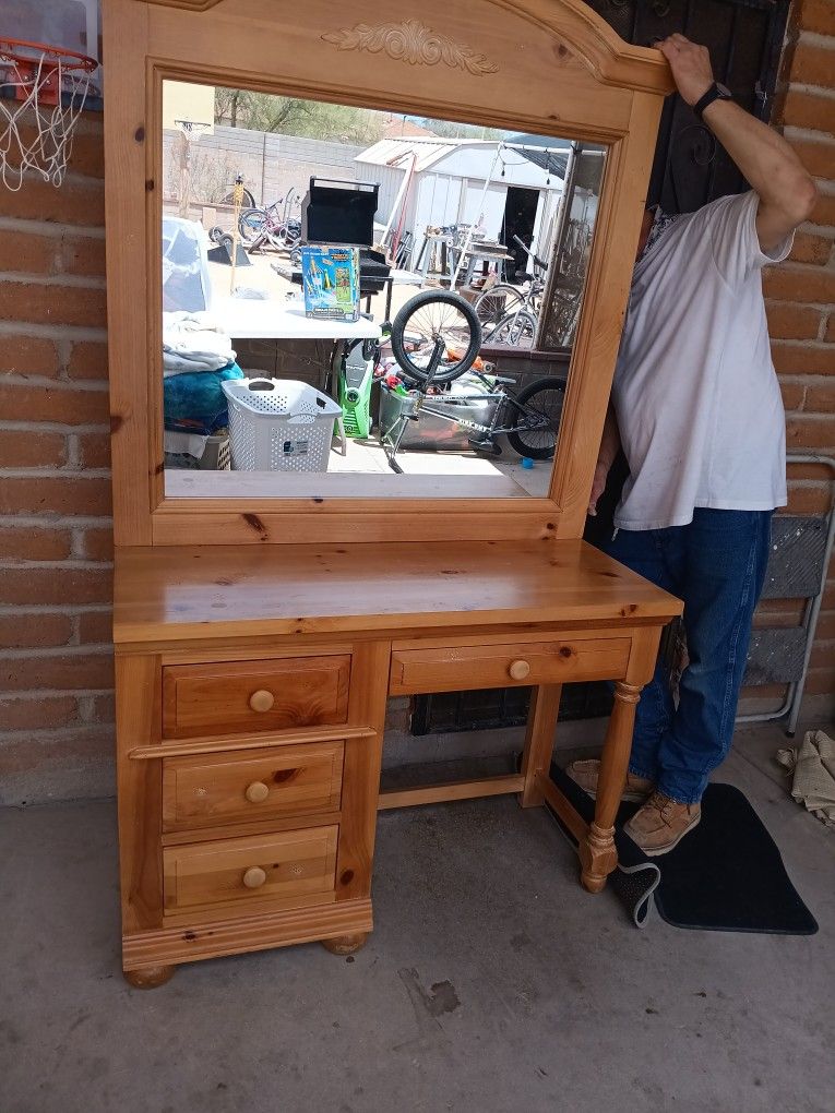 Vanity Desk With Mirror