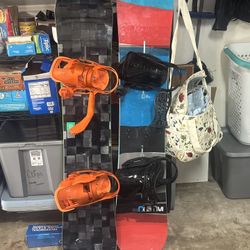 Multiple Snowboards With Bindings And Bags