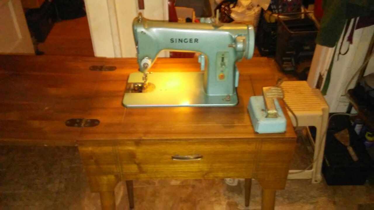 Antique sewing machine for that low can be restore work need a couple things nothing major.