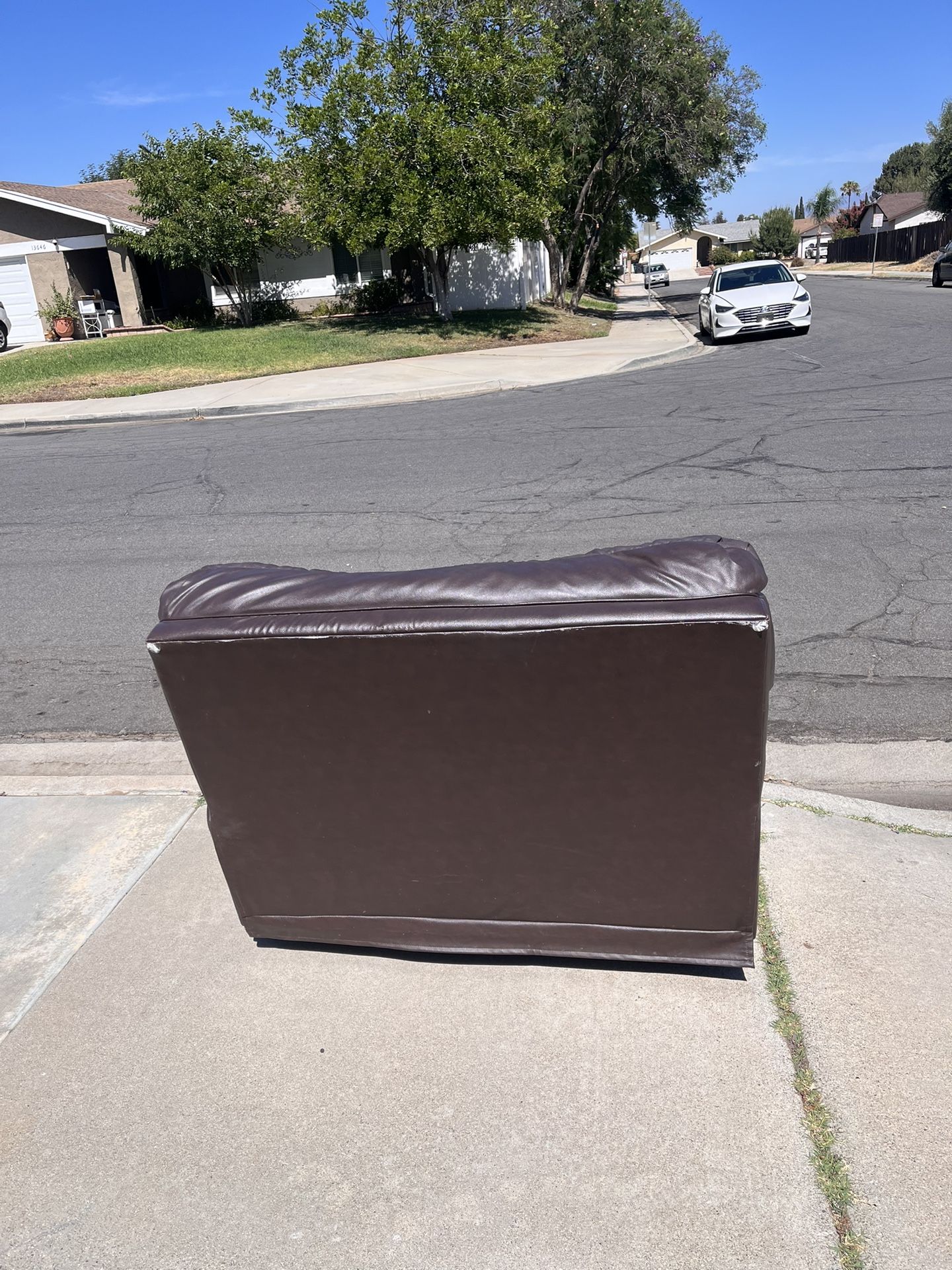 Free LEATHER RECLINABLE, See Pica