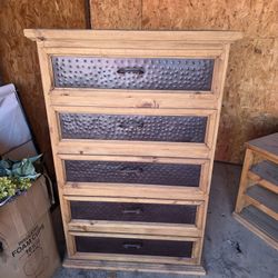 Cómoda De Madera Con Frente De Metal Martillado