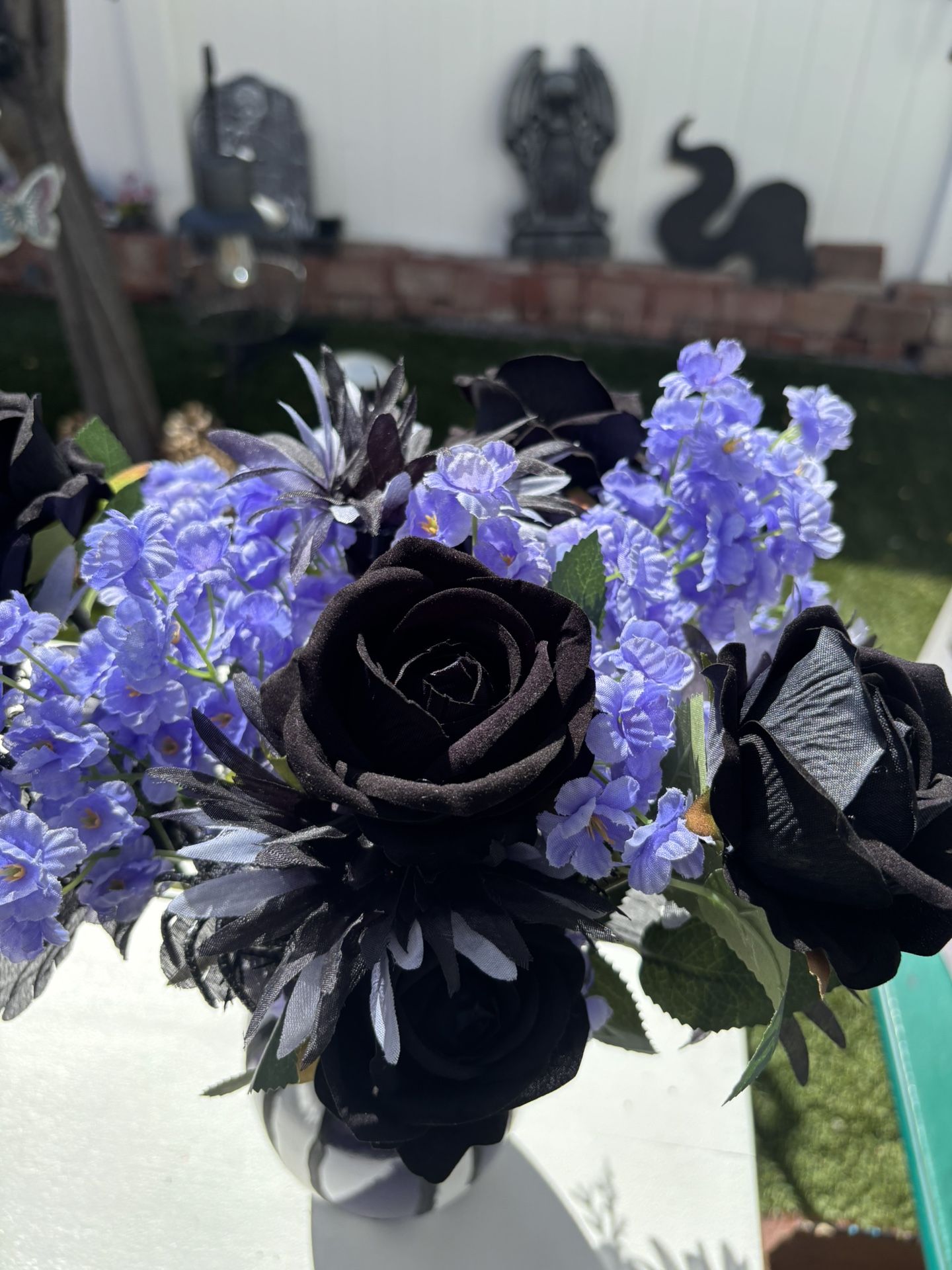 Halloween Purple/black Vase And Flowers
