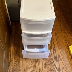 3 Plastic Drawers On Wheels (  Sterilite ) 