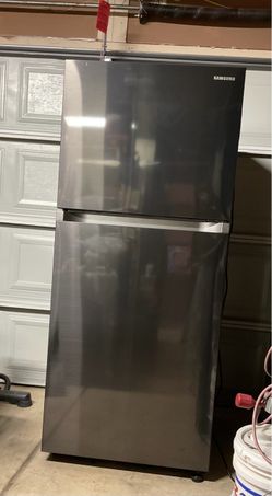 17.6 cu. ft. Standard Depth Top Freezer Refrigerator in  Black Stainless Steel with Ice maker *works