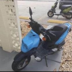 50 cc Motor Scooter, Model: 2008 With Title. It Runs Up To 50 Miles Per Hour. Read Description Below.