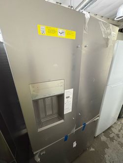 Stainless Steel French Door Refrigerator with Ice and Water Dispenser