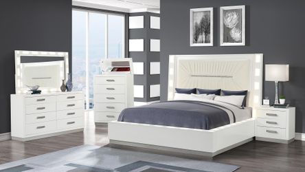 Coco Queen 5 Pc Bedroom Set in Milky White