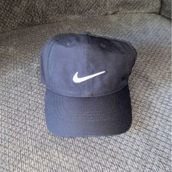 BLACK NIKE GOLF HAT
